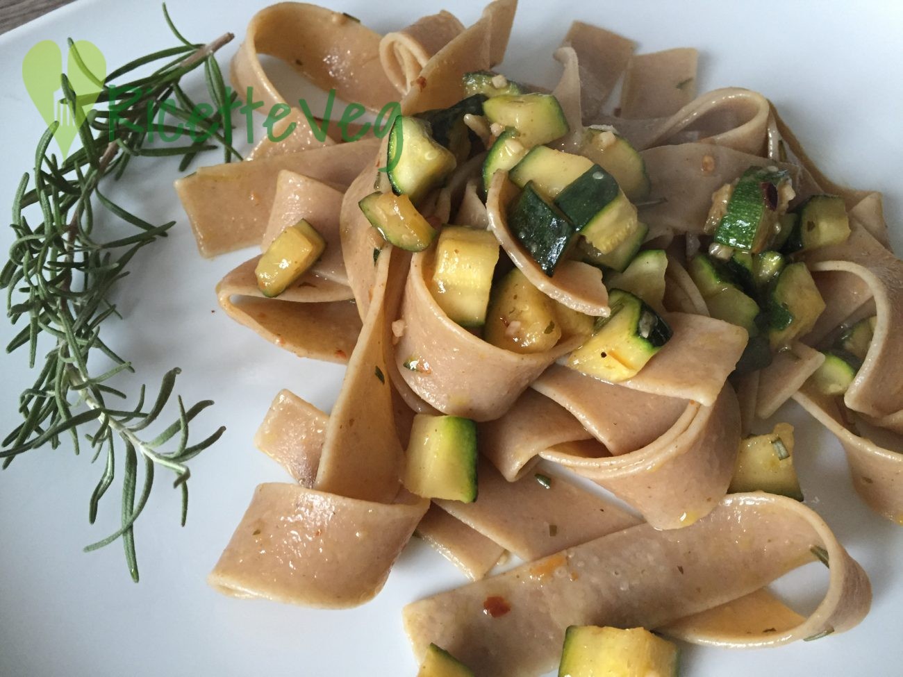 Tagliatelle zucchine aglio e peperoncino – Ricetta Vegana