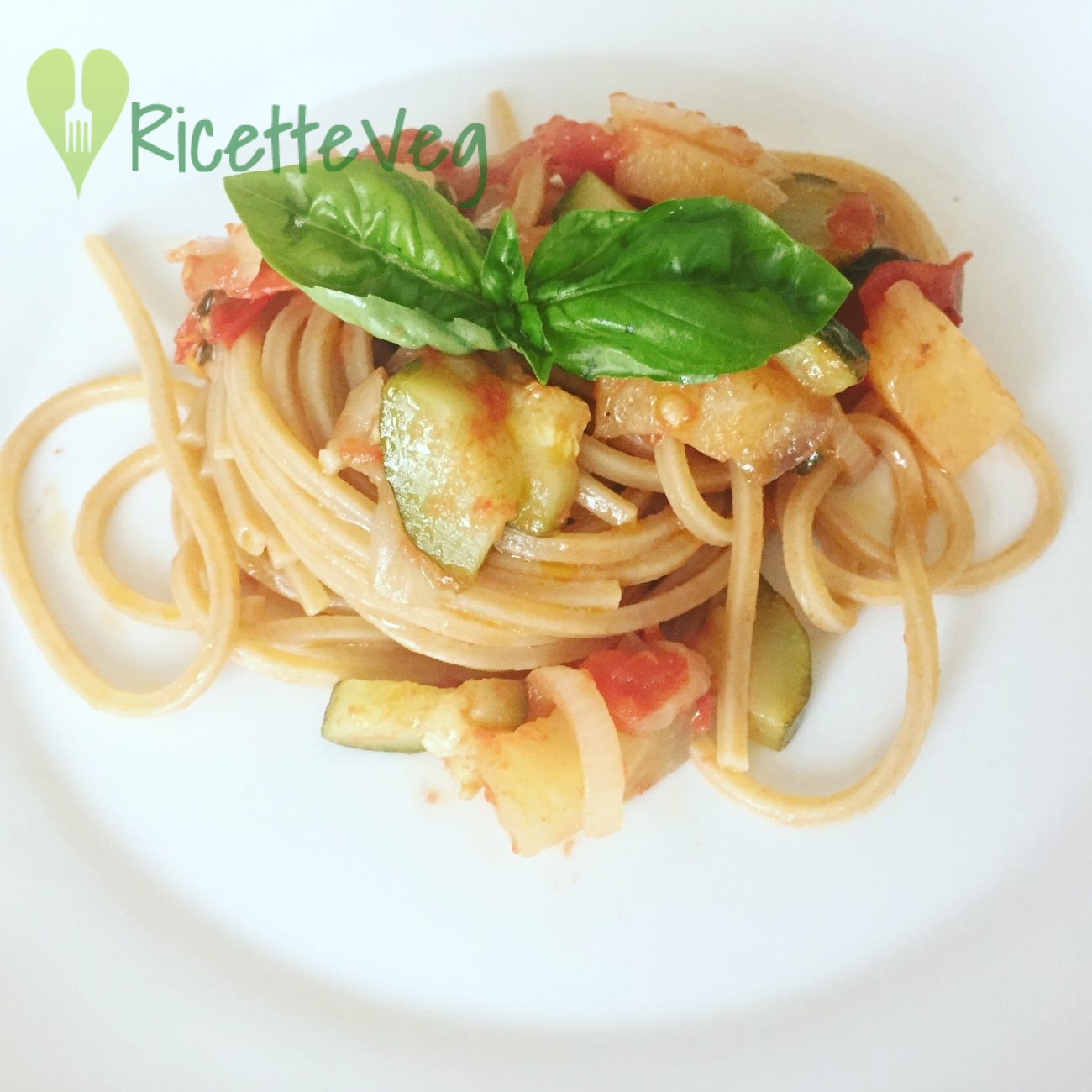 Spaghetti quadrati integrali con verdure saltate – Ricetta vegana